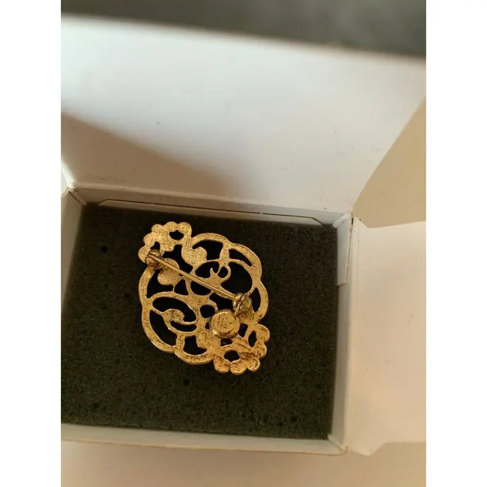 Avon vintage president's club female pin Initial PC lavender